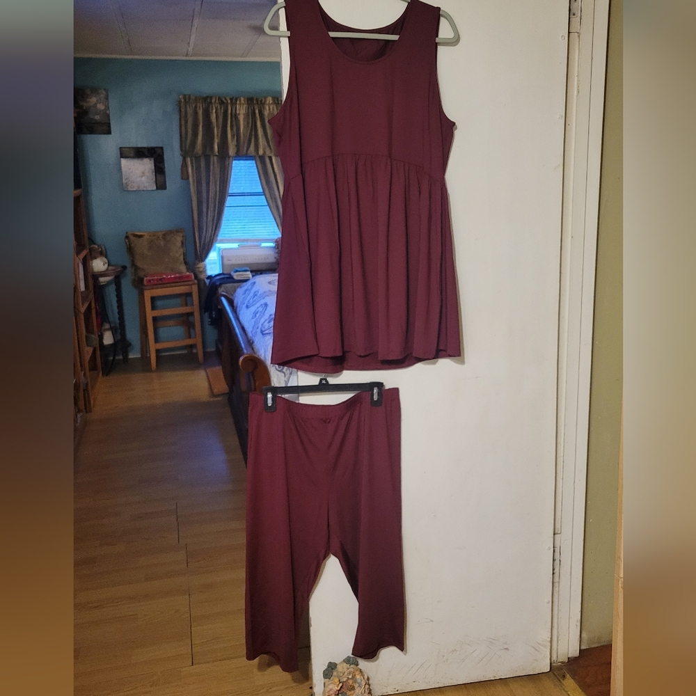 2 PC SLEEVELESS TOP AND CAPRI SET
